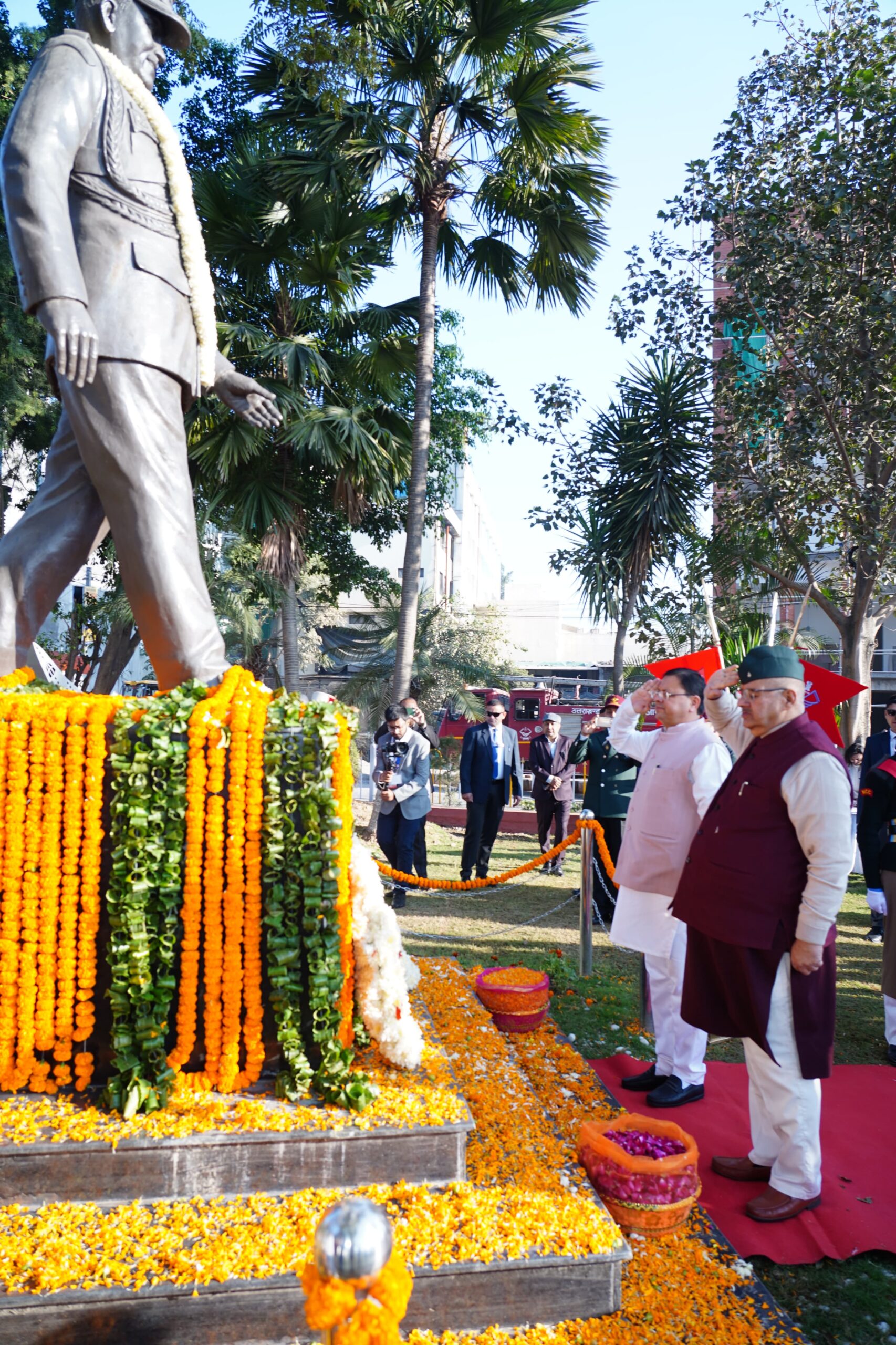 मुख्यमंत्री पुष्कर सिंह धामी ने भारत के प्रथम सीडीएस जनरल विपिन रावत की पुण्यतिथि पर उनकी प्रतिमा पर पुष्पांजलि की अर्पित