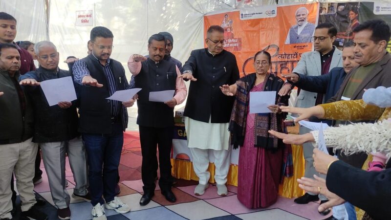 संकल्प यात्रा में ज़्यादा से ज़्यादा जुड़ने का किया आह्वान, गढ़ी कैंट और टपकेश्वर मंदिर में आयोजित हुआ विकसित भारत संकल्प यात्रा कार्यक्रम, कैबिनेट मंत्री गणेश जोशी और विधायक सविता कपूर भी यात्रा में हुए शामिल, मौके पर लोगों को दिया जा रहा योजनाओं का लाभ 