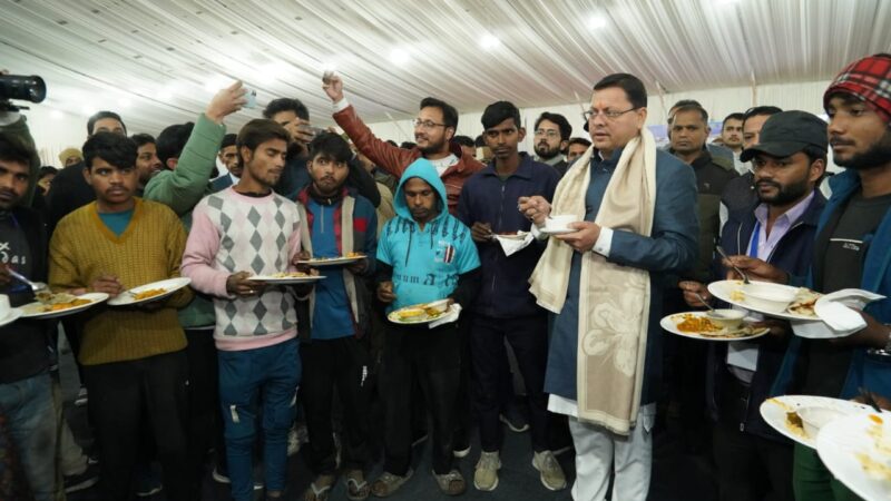 ग्लोबल इंवेस्टर्स समिट की व्यवस्थाओं से जुड़े श्रमिकों एवं पर्यावरण मित्रों को मुख्यमंत्री पुष्कर सिंह धामी ने दिया धन्यवाद, श्रमिकों के साथ भोजन कर इस महत्वपूर्ण आयोजन में उनके योगदान को सराहा