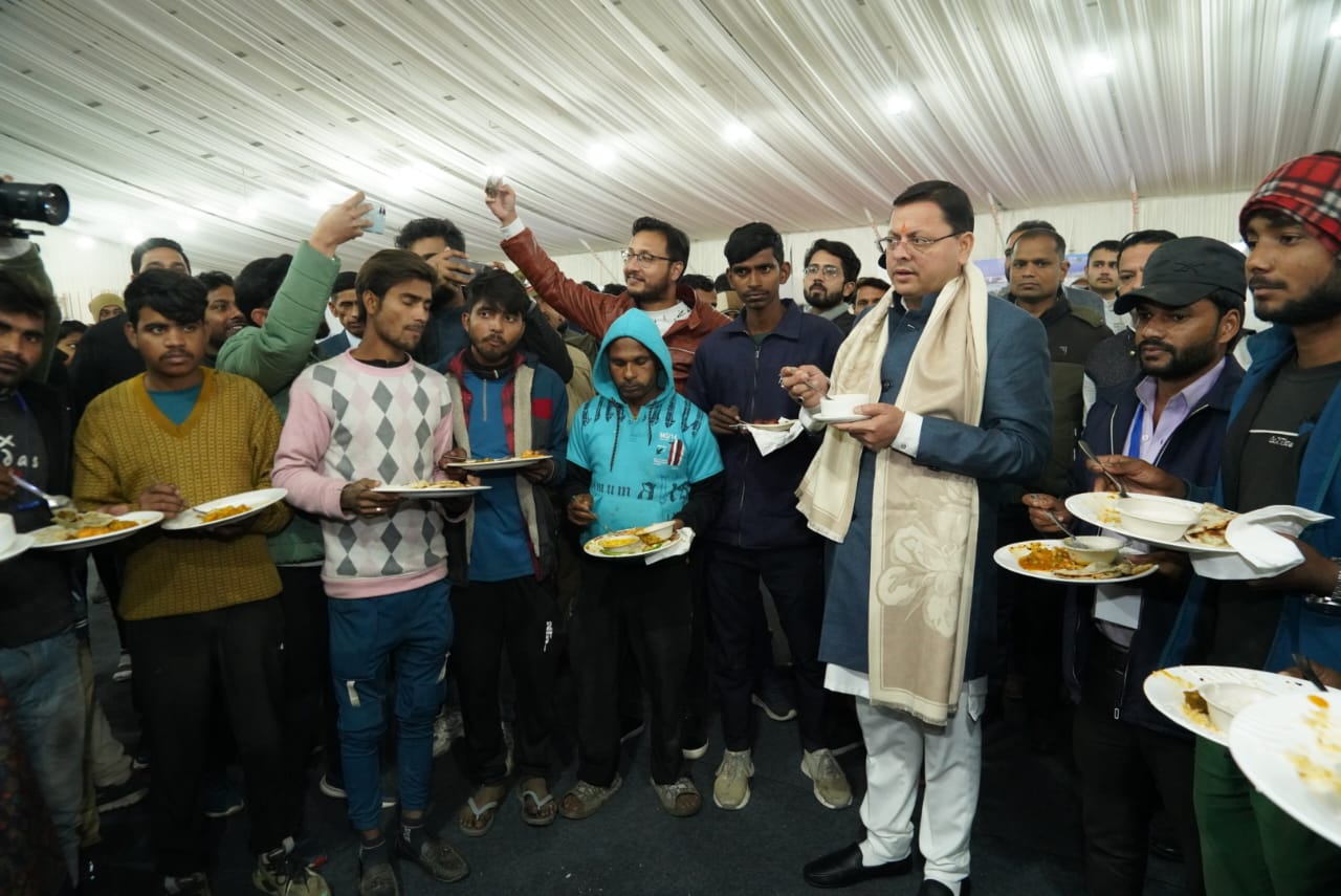 ग्लोबल इंवेस्टर्स समिट की व्यवस्थाओं से जुड़े श्रमिकों एवं पर्यावरण मित्रों को मुख्यमंत्री पुष्कर सिंह धामी ने दिया धन्यवाद, श्रमिकों के साथ भोजन कर इस महत्वपूर्ण आयोजन में उनके योगदान को सराहा