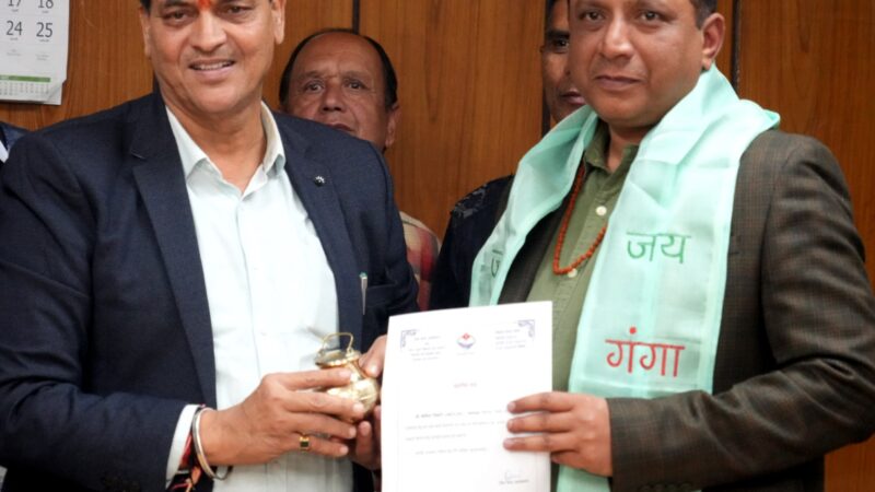 आवास मंत्री डॉ. प्रेम चन्द अग्रवाल ने अधिकारियों को उत्तराखंड ग्लोबल इन्वेस्टर्स समिट 2023 की तैयारियों को ससमय पूर्ण करने पर प्रशस्ति पत्र भेंट कर किया सम्मानित