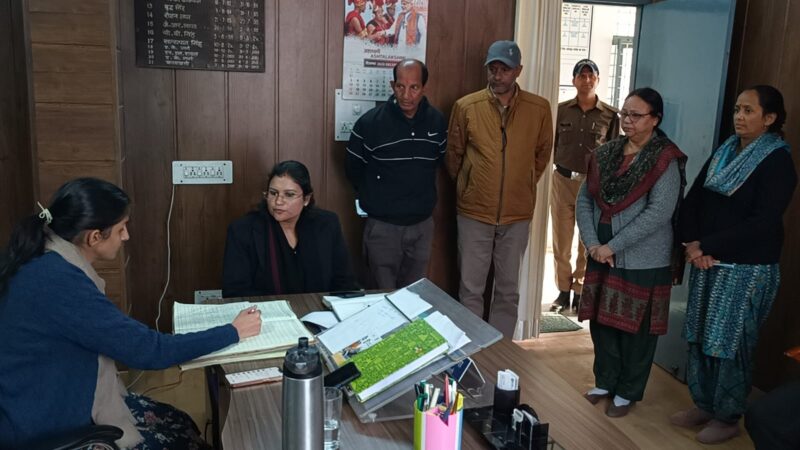 डीएम सोनिका ने किया औचक निरिक्षण, ब्लॉक रायपुर में मचा हडकम्प, फील्ड कर्मचारियों से वीडियो कॉल पर जांची फील्ड की उपस्थिति