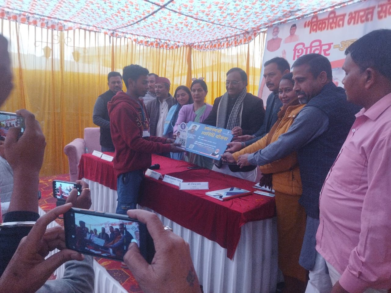 विकसित भारत संकल्प यात्रा कार्यक्रम में सांसद रमेश पोखरियाल निशंक ने पीएम स्वनिधि योजना के चेक किये वितरित 