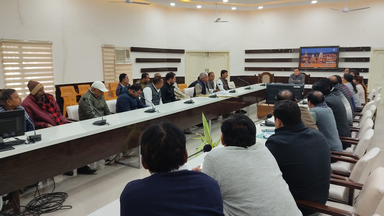 जुगाड़ वाहनों पर कार्रवाई करने के सम्बन्ध में चलाया जाये सघन अभियान – डीएम धीराज सिंह गर्ब्याल