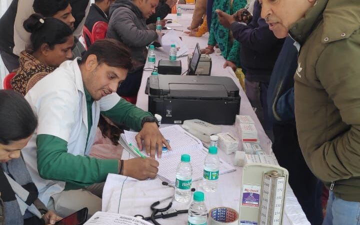 हरिद्वार के कनखल और आर्यनगर चौक में आयोजित हुआ विकसित भारत संकल्प यात्रा कार्यक्रम, मौके पर लोगों को दिया जा रहा योजनाओं का लाभ 