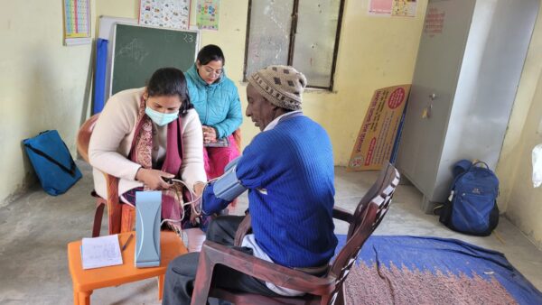 पौड़ी : विकसित भारत संकल्प यात्रा अभियान के तहत स्वास्थ्य विभाग के अधिकारियों द्वारा जनपद के विभिन्न गांवो में शिविर लगाकर किया जा रहा है लोगों का स्वास्थ्य परिक्षण – सीएमओ डॉ. प्रवीण कुमार