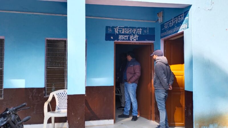 एसडीएम शैलेंद्र सिंह नेगी ने सीडीपीओ ऑफिस एवं अपर सहायक विकास अधिकारी पंचायत कार्यालय घनसाली का किया औचक निरिक्षण, इतने कार्मिक मिले अनुपस्थित, वेतन आहरण पर रोक लगाने के दिए निर्देश