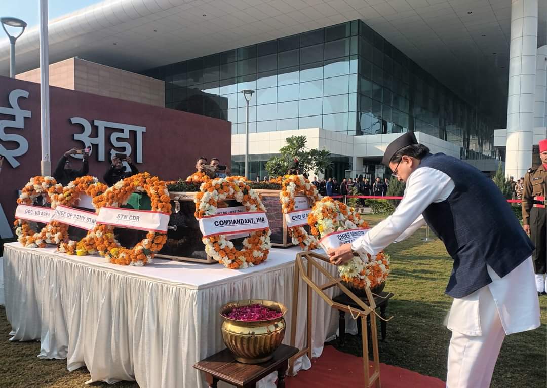 मुख्यमंत्री पुष्कर सिंह धामी ने जॉलीग्रांट एयरपोर्ट पहुंचकर शहीद राइफलमैन गौतम कुमार और वीरेन्द्र सिंह के पार्थिव शरीर पर पुष्पचक्र अर्पित कर दी श्रद्धांजलि