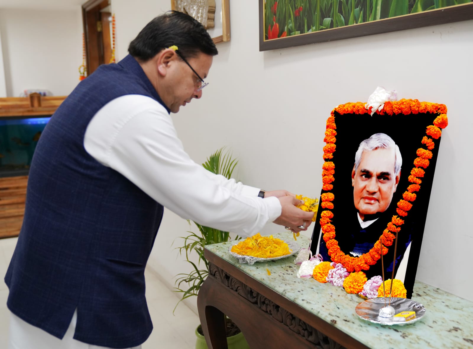 मुख्यमंत्री पुष्कर सिंह धामी ने  पूर्व प्रधानमंत्री, भारत रत्न स्व. अटल बिहारी वाजपेयी जी की जयंती पर उनके चित्र पर श्रद्धा सुमन अर्पित कर दी श्रद्धांजलि