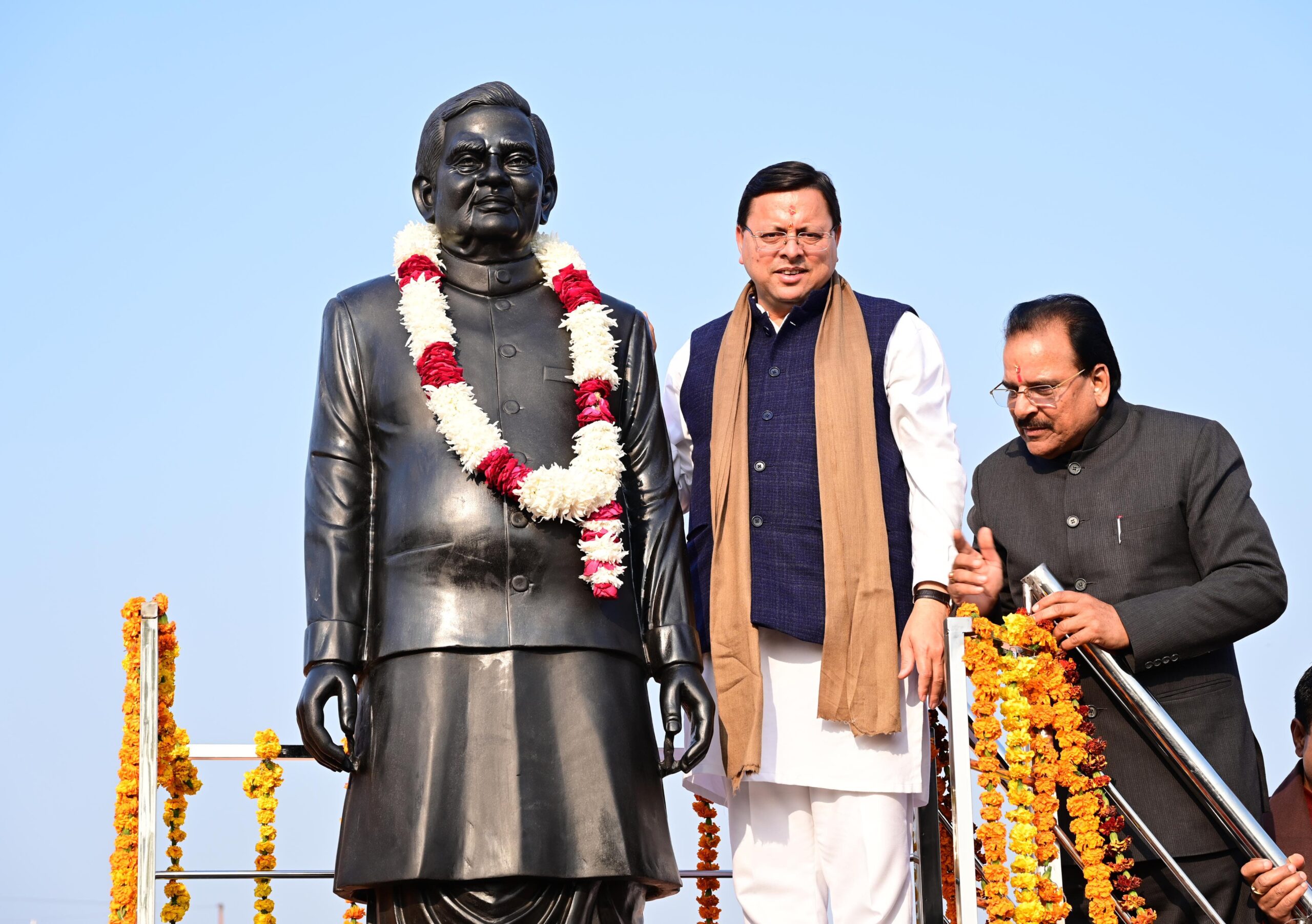 मुख्यमंत्री पुष्कर सिंह धामी ने सुशासन दिवस पर पूर्व प्रधानमंत्री भारत रत्न, स्व. अटल बिहारी वाजपेयी की प्रतिमा का अनावरण एवं पार्क का किया लोर्कापण