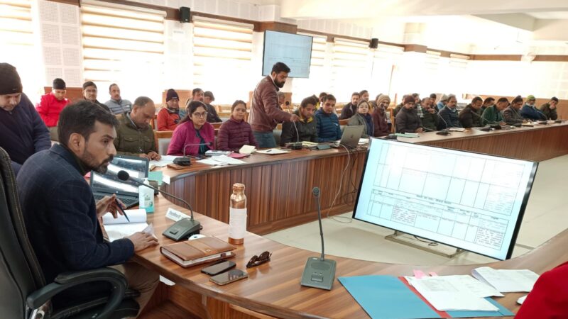डीएम डॉ. आशीष चौहान ने ली सीएम हेल्पलाइन व ई-आफिस की प्रगति की समीक्षा, दिए आवश्यक दिशा निर्देश
