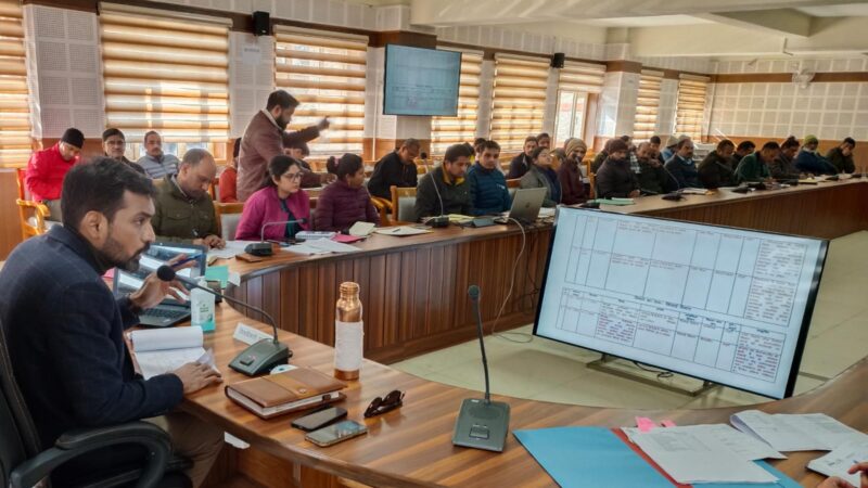 डीएम डॉ. आशीष चौहान ने मुख्यमंत्री घोषणाओं की प्रगति की समीक्षा के लिए ली जनपद स्तरीय अधिकारियों की बैठक, दिए आवश्यक दिशा निर्देश