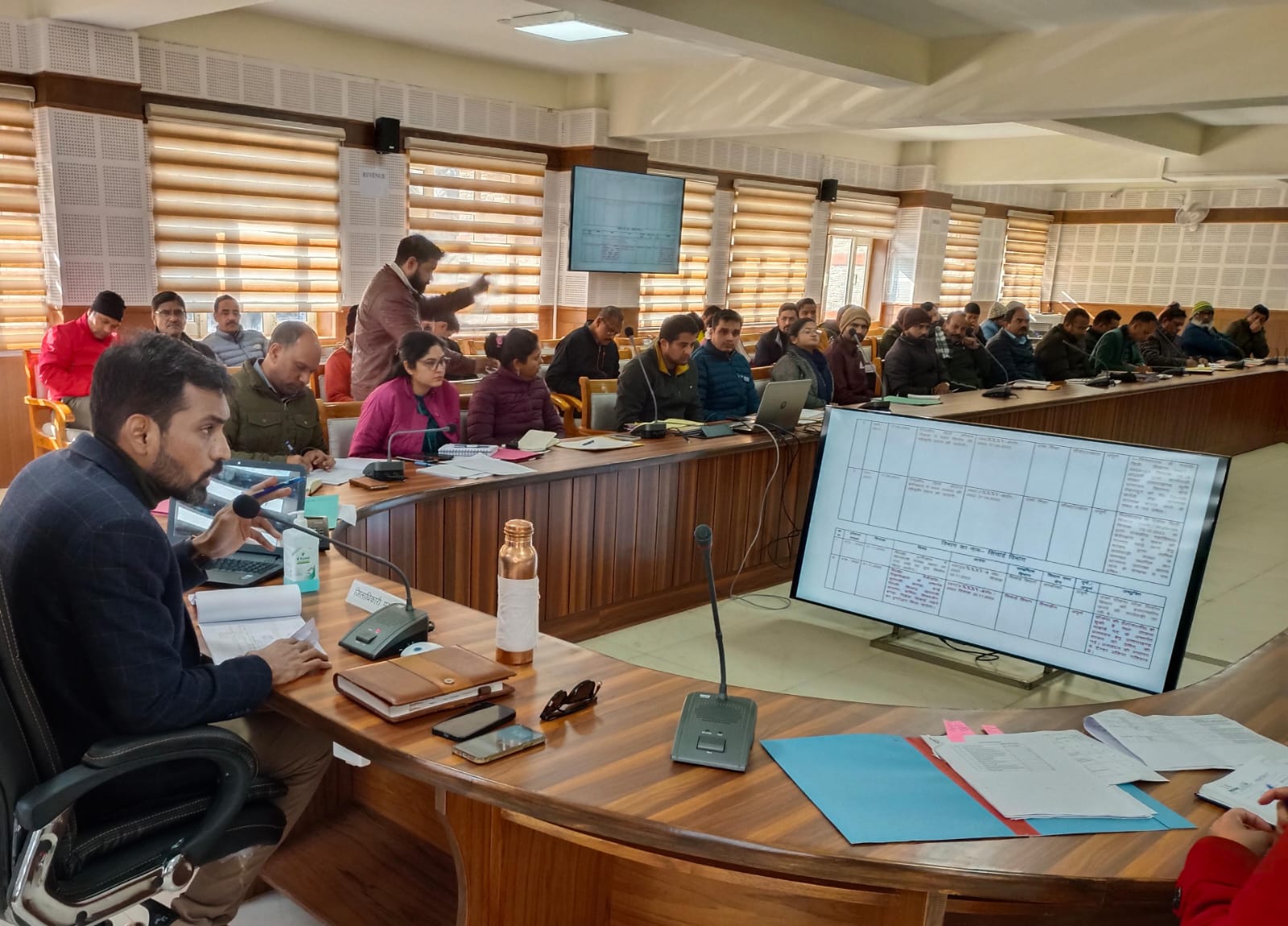 डीएम डॉ. आशीष चौहान ने मुख्यमंत्री घोषणाओं की प्रगति की समीक्षा के लिए ली जनपद स्तरीय अधिकारियों की बैठक, दिए आवश्यक दिशा निर्देश