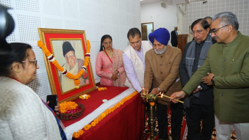 उत्तराखण्ड के प्रथम मुख्यमंत्री स्व. नित्यानंद स्वामी की 95वीं जयंती पर उन्हें अर्पित की गई पुष्पांजलि