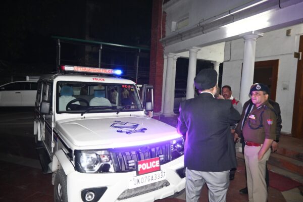 कोहरे और धुंध में पुलिस वाहनों की विजिबिलिटी बढ़ाने मे यह प्रोडक्ट आएगा काम, डीजीपी अभिनव कुमार के सम्मुख पीसीआर वैन पर एक्सटर्नल लाइट्स लगाकर किया गया डेमो प्रस्तुत