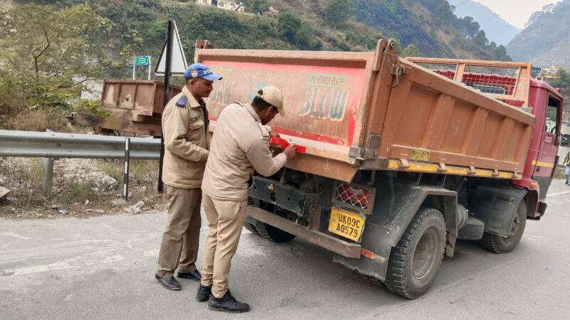 उत्तरकाशी : यातायात पुलिस ने वाहनों पर चिपकाये रिफ्लेक्टर टेप