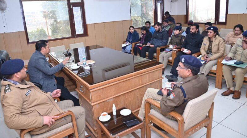 डीएम धीराज सिंह गर्ब्याल की अध्यक्षता में शीत ऋतु में शीत लहर की तैयारी के सम्बन्ध में बैठक आयोजित, दिए आवश्यक दिशा निर्देश