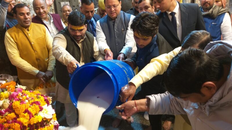मुख्यमंत्री पुष्कर सिंह धामी ने प्रसिद्ध गोवर्धन मंदिर में दुग्धाभिषेक कर की पूजा अर्चना, कहा पूरी ब्रज भूमि ही सनातन भक्ति की पहचान का क्षेत्र
