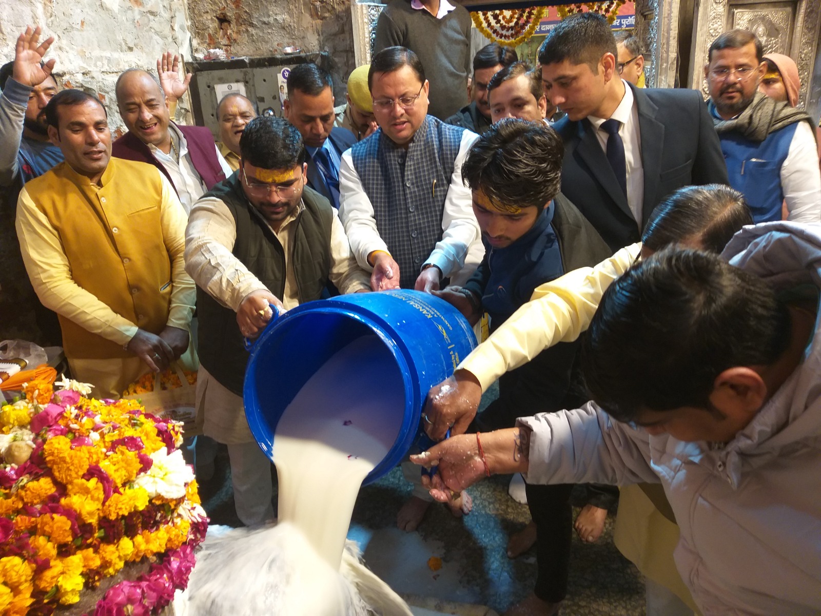 मुख्यमंत्री पुष्कर सिंह धामी ने प्रसिद्ध गोवर्धन मंदिर में दुग्धाभिषेक कर की पूजा अर्चना, कहा पूरी ब्रज भूमि ही सनातन भक्ति की पहचान का क्षेत्र