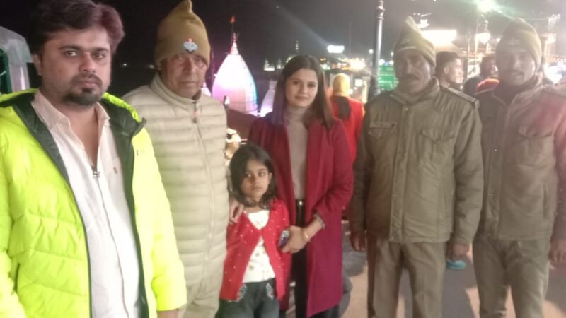 मसूरी विंटर लाइन कार्निवाल में परिवार से बिछड़े मासूम को होमगार्ड्स के जवानों ने परिजनों से मिलाया 
