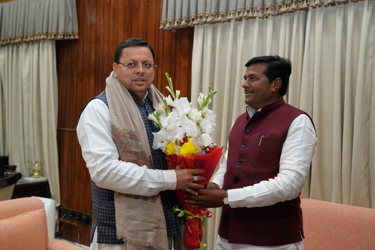 मुख्यमंत्री पुष्कर सिंह धामी से मध्य प्रदेश के पूर्व राज्य मंत्री भारत सिंह कुशवाह ने की शिष्टाचार भेंट