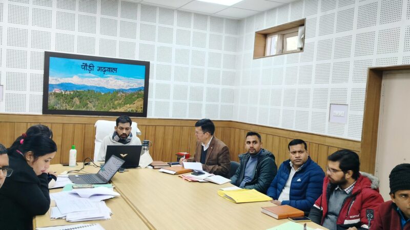 डीएम डॉ. आशीष चौहान ने ली सड़क सुरक्षा समिति की मासिक बैठक, कहा शराब पीकर वाहन चलाने वाले व्यक्तियों पर करें कार्यवाही