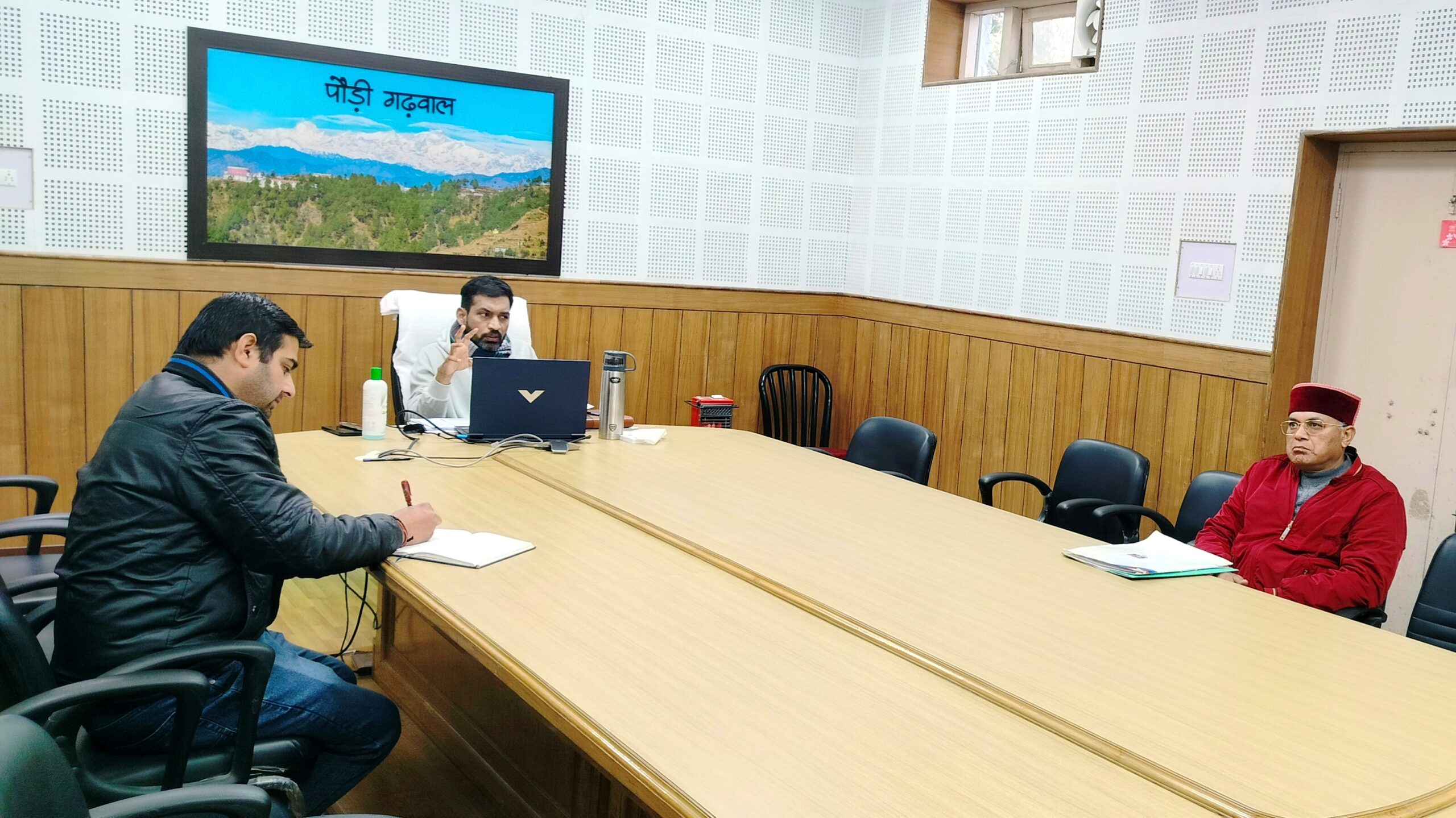 शीतलहर से बचाव के लिए सार्वजनिक स्थानों पर जलाएं अलाव – डीएम डॉ. आशीष चौहान