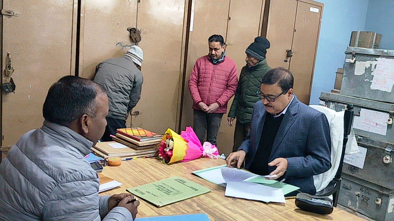 आयुक्त गढ़वाल विनय शंकर पाण्डेय ने जिला कोषागार के डबल लॉक का निरीक्षण कर दस्तावेजों, पंजिकाओं का किया अवलोकन