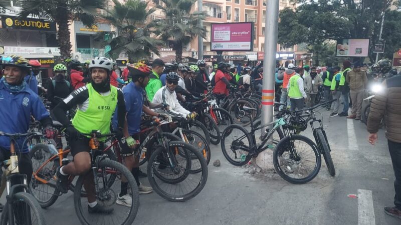 पहाड़ो की रानी मसूरी में आयोजित विन्टरलाईन कार्निवाल में साइकिल व बाइक रैली के साथ हुए विभिन्न सांस्कृतिक कार्यक्रम आयोजित, उत्कृष्ट योगदान के लिए इनको किया गया सम्मानित