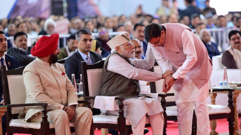 PM मोदी ने थपथपाई CM पुष्कर सिंह धामी की पीठ….