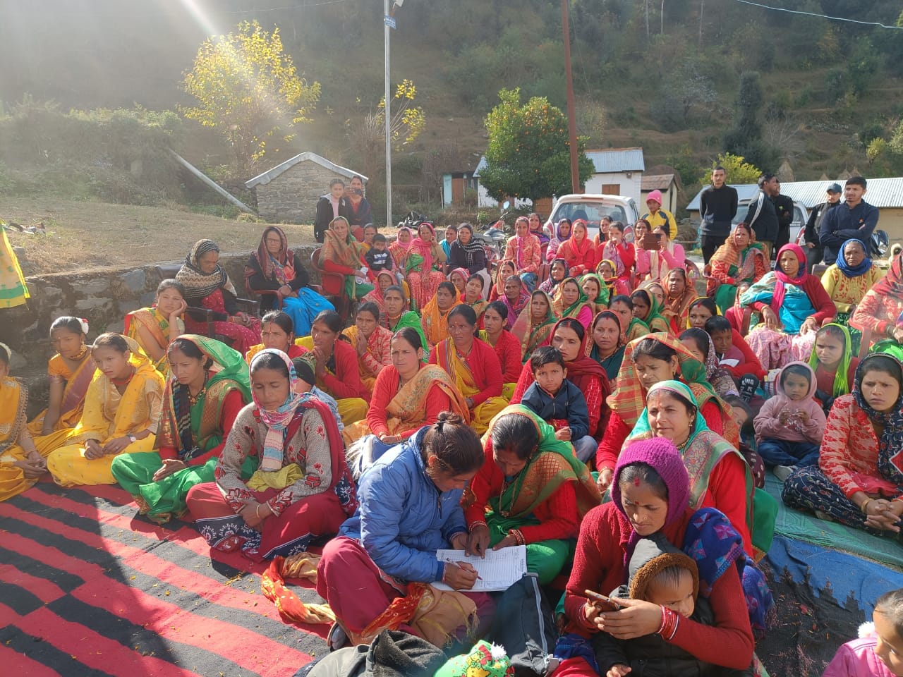 चमोली : विकसित भारत संकल्प यात्रा के शिविर में सरकार की विभिन्न योजनाओं के लाभार्थियों ने अपने अनुभव किये साझा