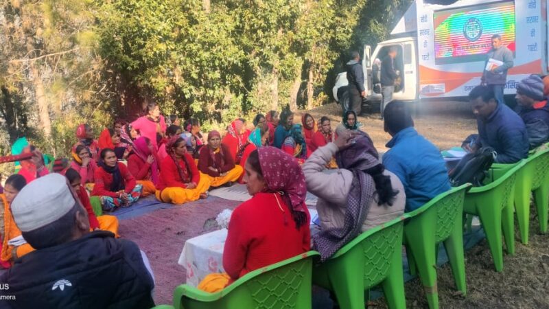 चमोली : विकसित भारत संकल्प यात्रा के तहत स्वास्थ्य विभाग द्वारा कैम्प लगाकर लोगों का स्वास्थ्य परीक्षण कर निशुल्क दवाइयां की वितरित