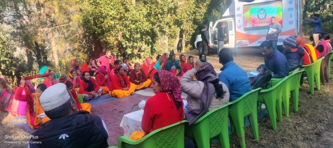 चमोली : विकसित भारत संकल्प यात्रा के तहत स्वास्थ्य विभाग द्वारा कैम्प लगाकर लोगों का स्वास्थ्य परीक्षण कर निशुल्क दवाइयां की वितरित