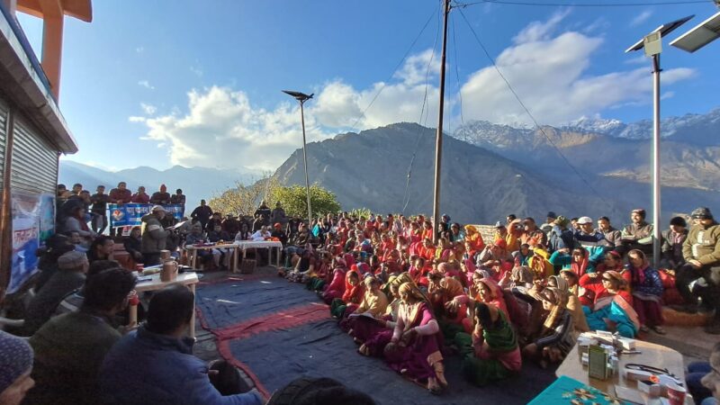 चमोली : विकसित भारत संकल्प यात्रा के शिविर में सरकार की जनकल्याणकारी योजनाओं के लाभार्थियों को प्रमाण पत्र देकर किया सम्मानित