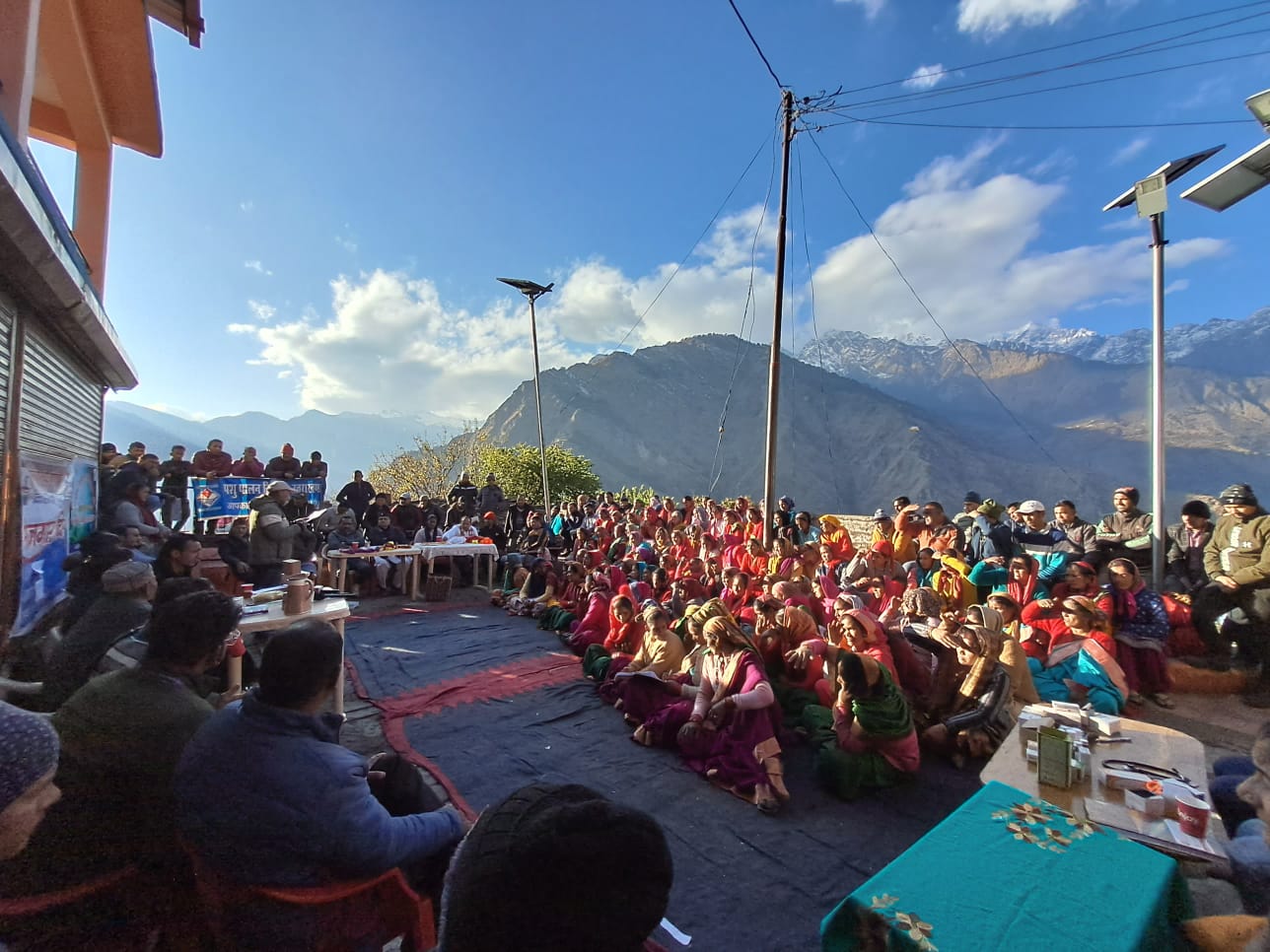 चमोली : विकसित भारत संकल्प यात्रा के शिविर में सरकार की जनकल्याणकारी योजनाओं के लाभार्थियों को प्रमाण पत्र देकर किया सम्मानित