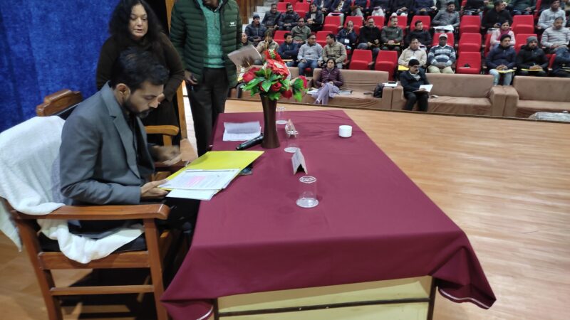 निर्वाचन के कार्यों को बहुत ही गंभीरता और ध्यान पूर्वक करना चाहिए संपादित – डीएम डॉ. आशीष चौहान