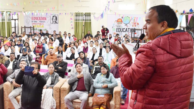 स्वास्थ्य मंत्री डॉ. धन सिंह रावत के हाथों नर्सिंग अधिकारी का नियुक्ति पत्र पाकर खिले युवाओं के चेहरे, चमोली में 128 नवनियुक्त नर्सिंग अधिकारियों को सौंपे नियुक्ति पत्र