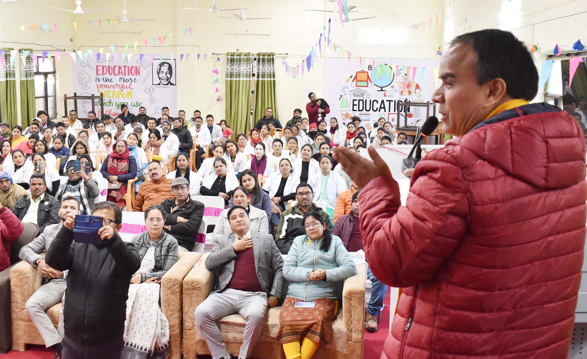 स्वास्थ्य मंत्री डॉ. धन सिंह रावत के हाथों नर्सिंग अधिकारी का नियुक्ति पत्र पाकर खिले युवाओं के चेहरे, चमोली में 128 नवनियुक्त नर्सिंग अधिकारियों को सौंपे नियुक्ति पत्र