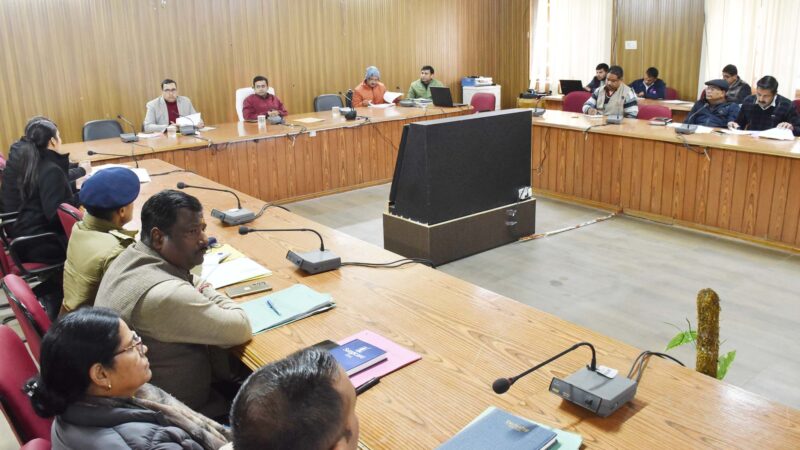 डीएम हिमांशु खुराना ने ली सड़क सुरक्षा समिति की बैठक, सड़क सुरक्षा से जुड़े कार्यो को प्राथमिकता पर पूर्ण करने के दिए निर्देश