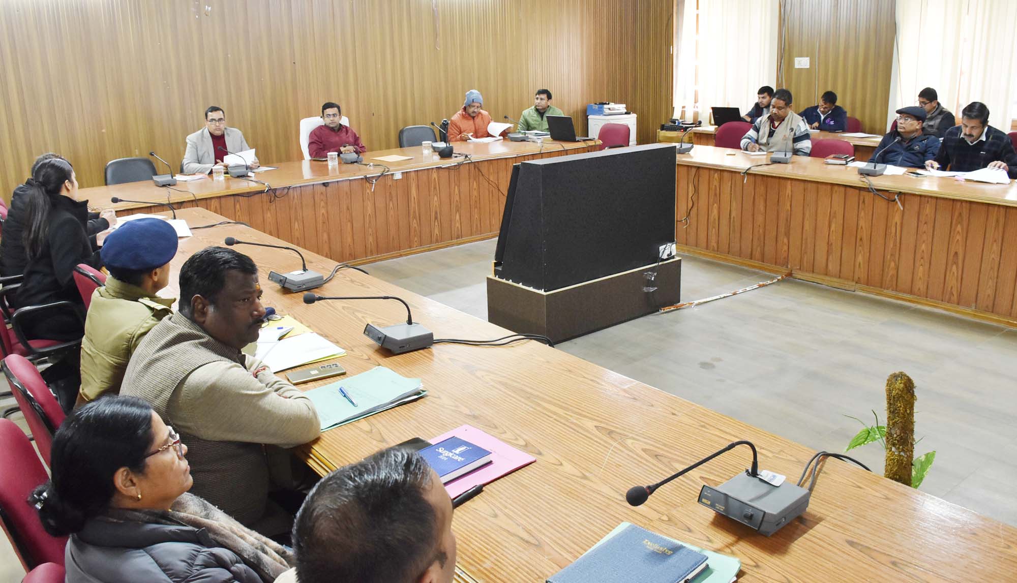 डीएम हिमांशु खुराना ने ली सड़क सुरक्षा समिति की बैठक, सड़क सुरक्षा से जुड़े कार्यो को प्राथमिकता पर पूर्ण करने के दिए निर्देश