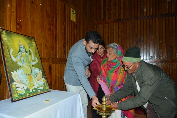 डीएम डॉ. आशीष चौहान ने राष्ट्रीय मतदाता दिवस पर दिलाई शपथ; नये मतदाता, दिव्यांग, बुजुर्ग मतदाताओं को सम्मानित कर मतदान के लिए किया प्रेरित