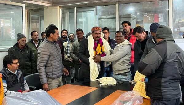 मंदिर समिति सुरक्षाकर्मी जगदंबा प्रसाद घिल्डियाल को सेवानिवृत्ति पर किया सम्मानित