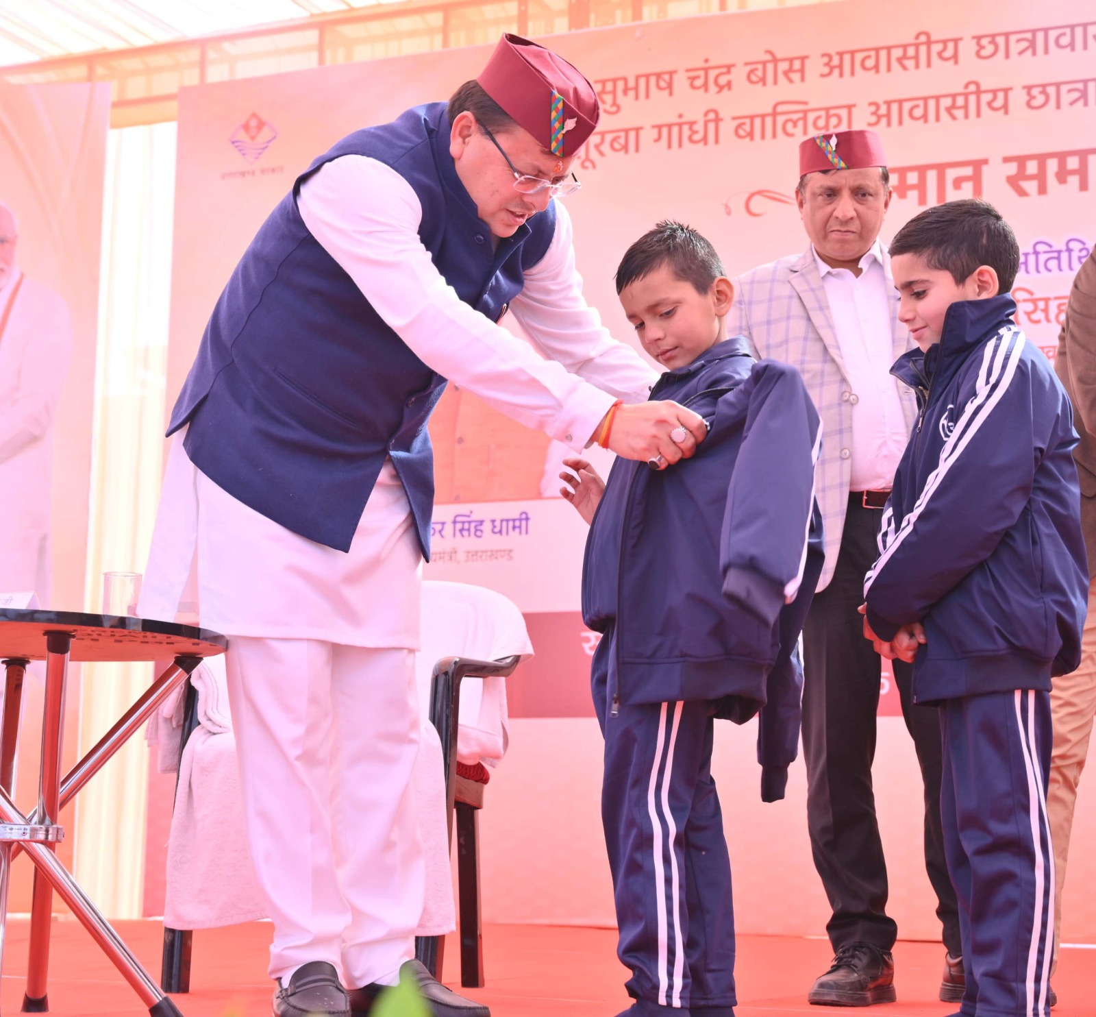 जब-जब मिलता है मौका, बच्चों पर खूब प्यार लुटाते हैं धामी, नेताजी सुभाष चंद्र बोस आवसीय विद्यालय के लोकार्पण समारोह में फिर दिखा सीएम धामी का बच्चों के प्रति विशेष लगाव, अपने हाथों से बांधे बच्चों के जूतों के फीते और पहनाया ट्रैक सूट