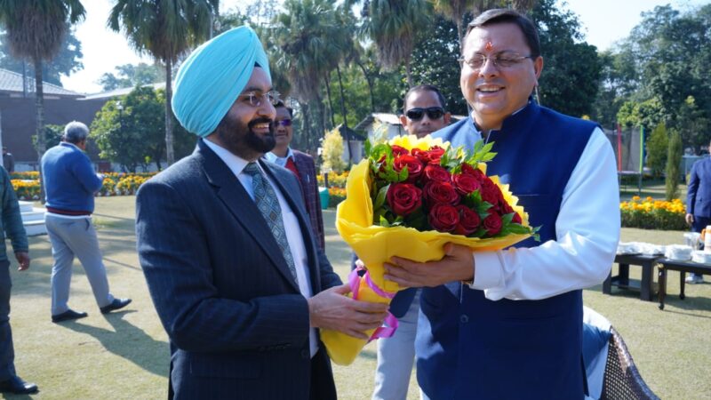 मुख्यमंत्री पुष्कर सिंह धामी से नववर्ष के अवसर पर मुख्य सचिव डॉ. एस.एस संधु के नेतृत्व में भारतीय प्रशासनिक सेवा के वरिष्ठ अधिकारियों तथा डीजीपी अभिनव कुमार के साथ भारतीय पुलिस सेवा के अधिकारियों ने की भेंट