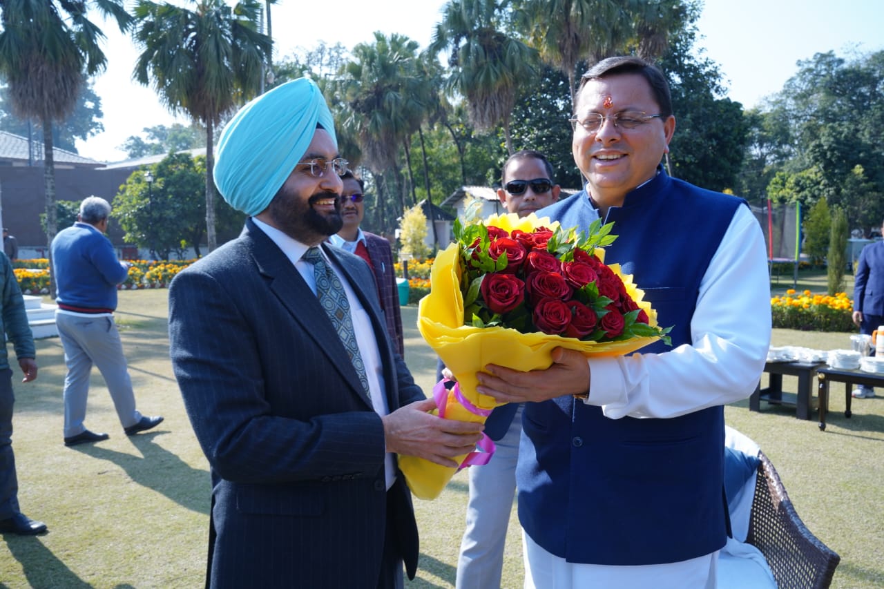 मुख्यमंत्री पुष्कर सिंह धामी से नववर्ष के अवसर पर मुख्य सचिव डॉ. एस.एस संधु के नेतृत्व में भारतीय प्रशासनिक सेवा के वरिष्ठ अधिकारियों तथा डीजीपी अभिनव कुमार के साथ भारतीय पुलिस सेवा के अधिकारियों ने की भेंट