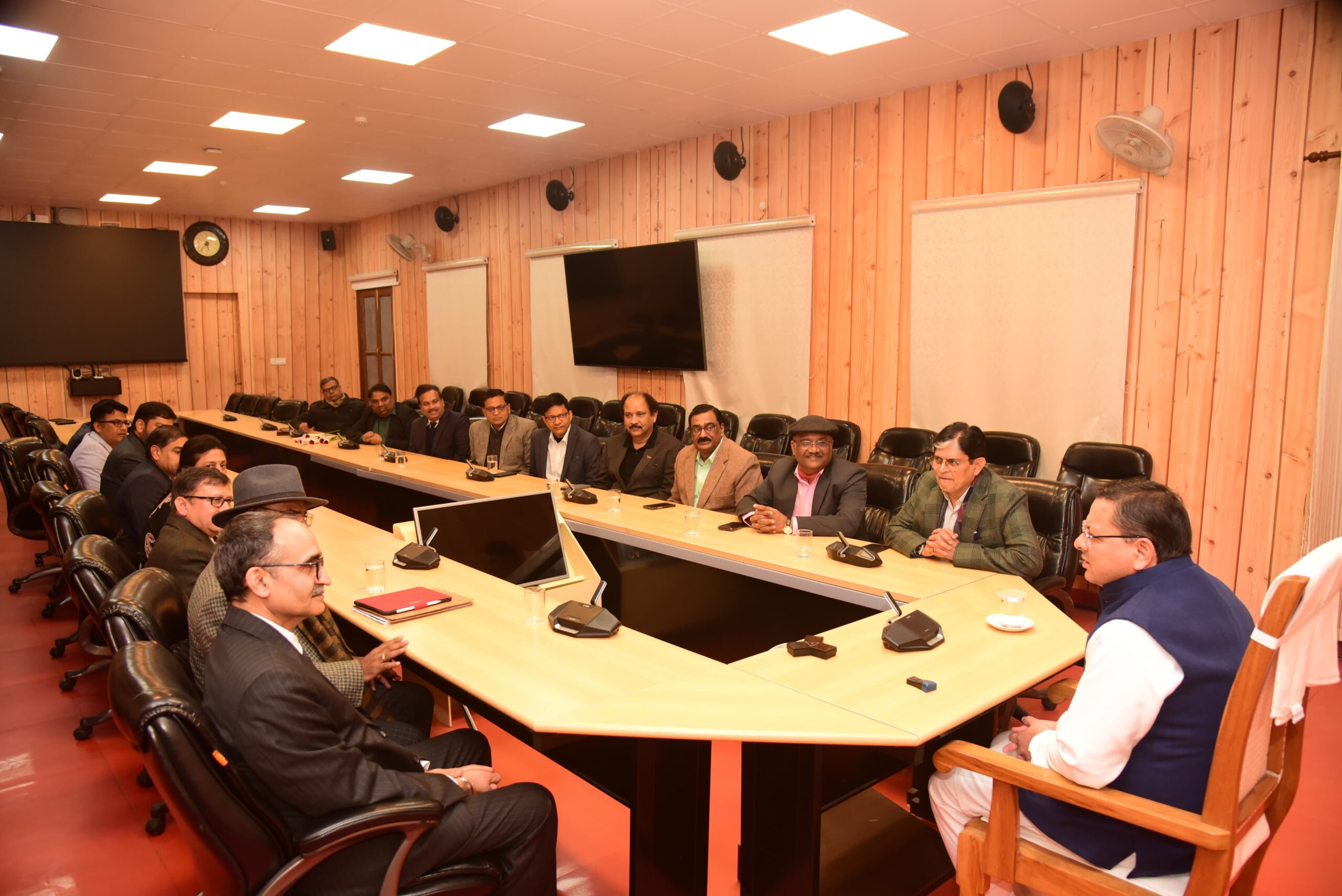 मुख्यमंत्री पुष्कर सिंह धामी से नववर्ष के अवसर पर भारतीय वन सेवा एवं पीसीएस अधिकारियों ने की भेंट