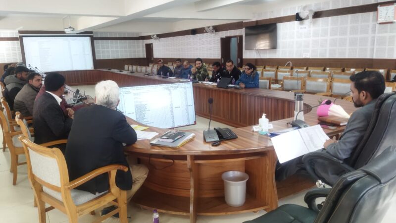 औपचारिकताओं से बाहर निकलकर शिक्षा को व्यावहारिक, प्रासंगिक और आउटकम आधारित बनाने के लिए करें कार्य – डीएम डॉ. आशीष चौहान