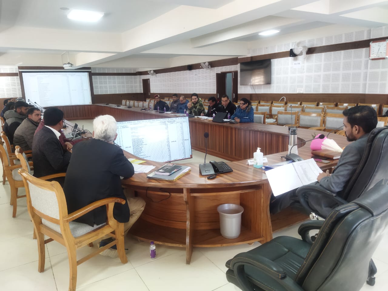 औपचारिकताओं से बाहर निकलकर शिक्षा को व्यावहारिक, प्रासंगिक और आउटकम आधारित बनाने के लिए करें कार्य – डीएम डॉ. आशीष चौहान