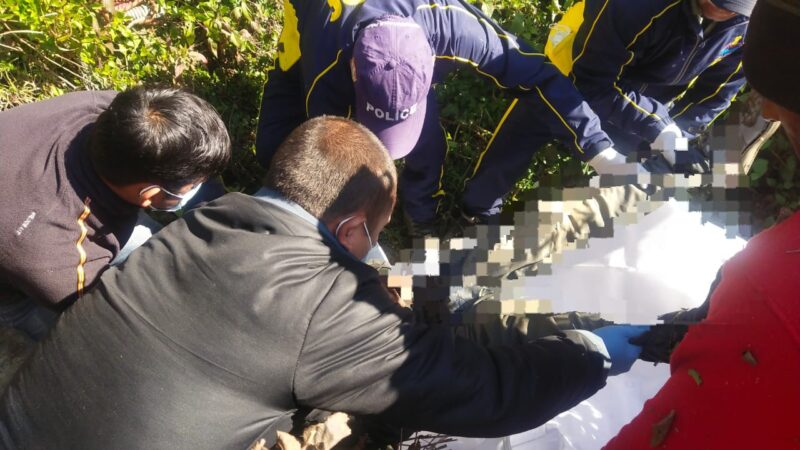 अल्मोड़ा : खाई में दिखाई दिया शव, SDRF ने किया बरामद