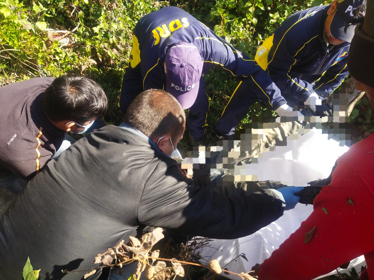 अल्मोड़ा : खाई में दिखाई दिया शव, SDRF ने किया बरामद